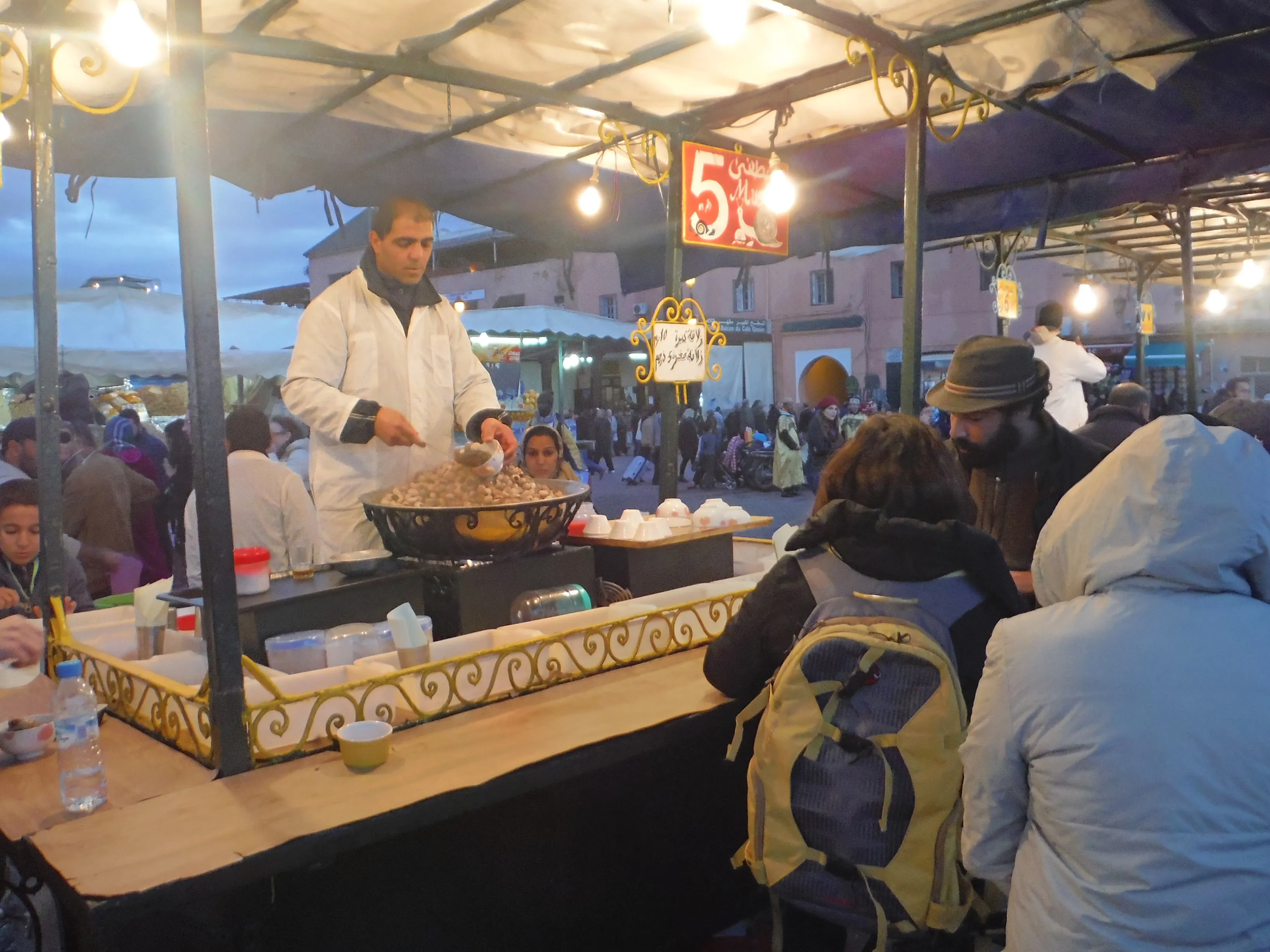 Bol d'escargots (babbouche) dans leur bouillon épicé, street food de Jemaa el-Fna