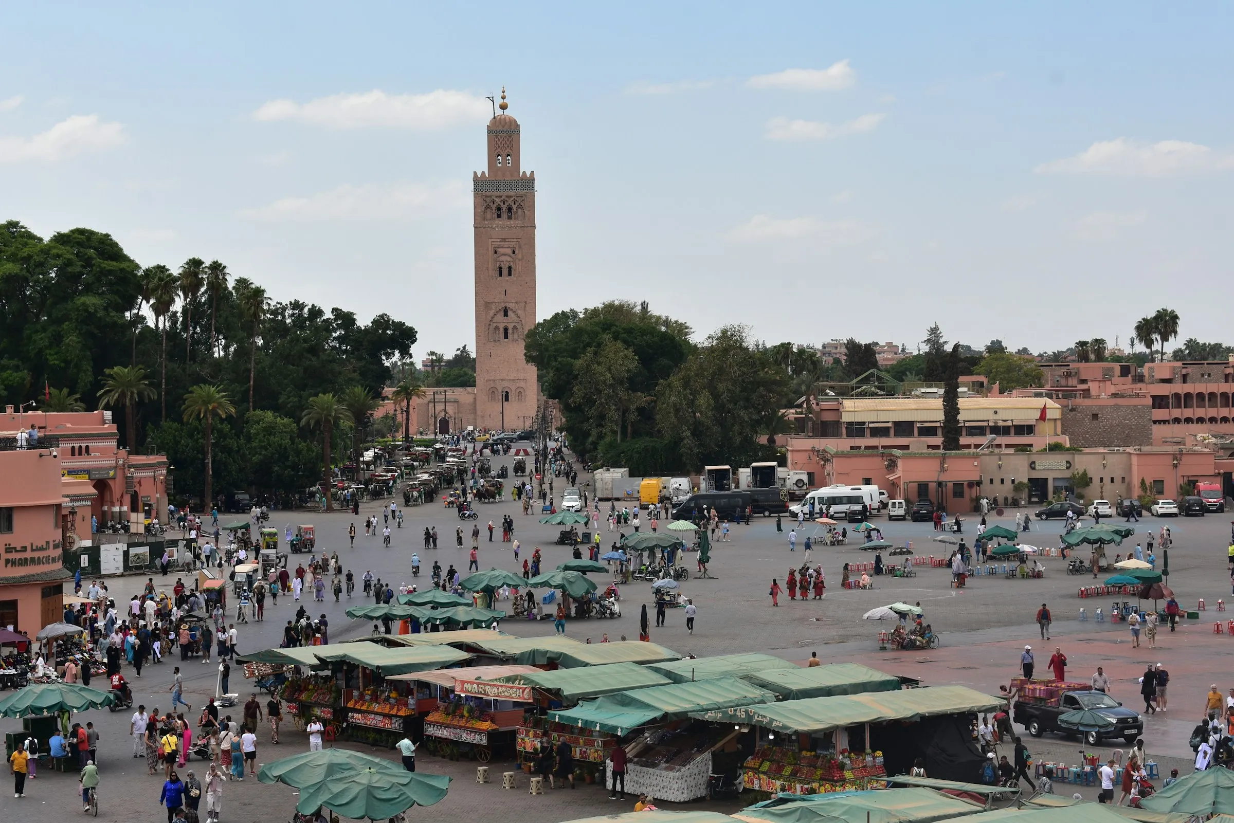 Foule sur la place Jemaa el-Fna avec la mosquée Koutoubia en arrière-plan