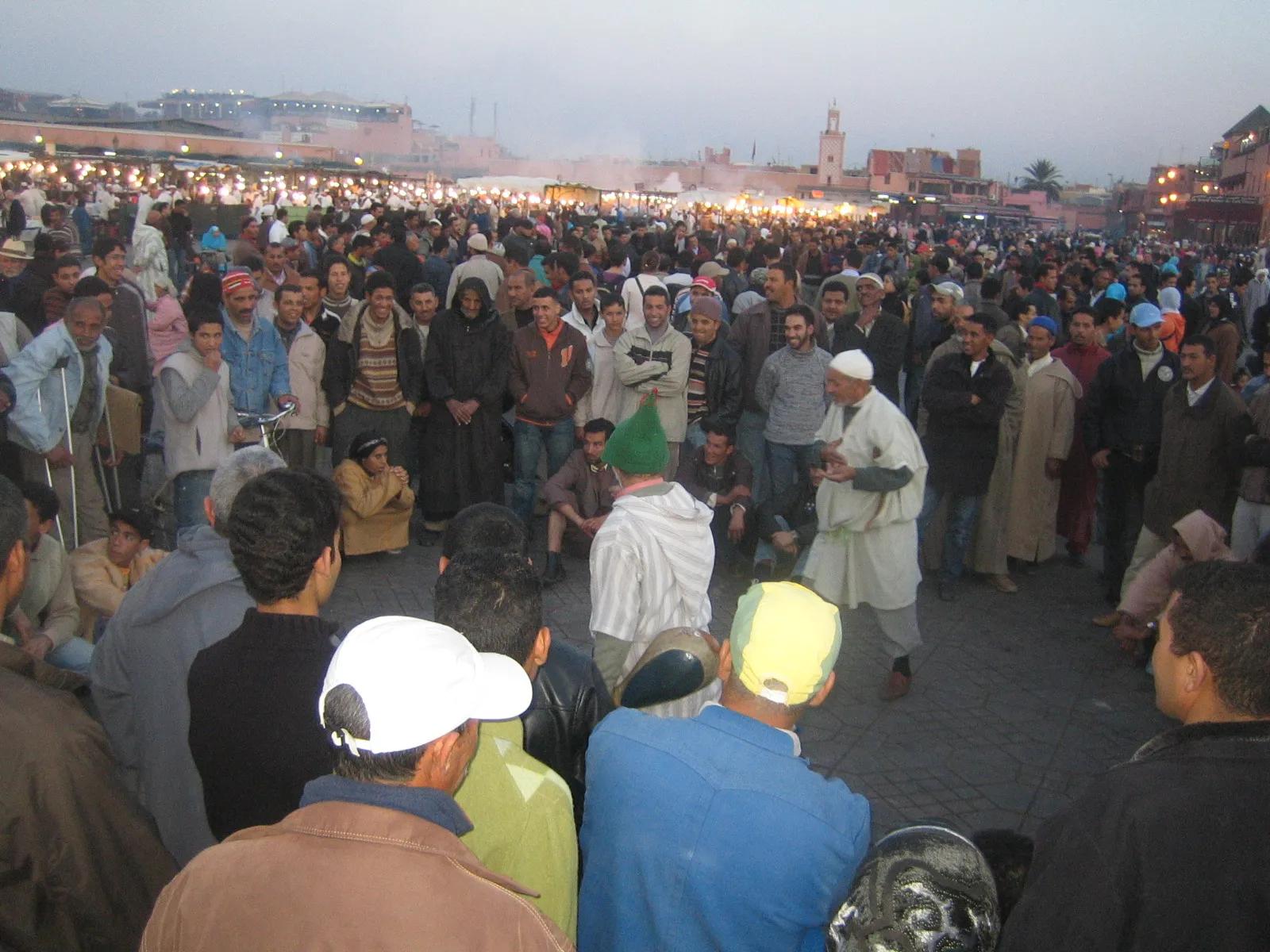 Halqa : cercle de spectateurs autour de conteurs et musiciens sur la place Jemaa el-Fna