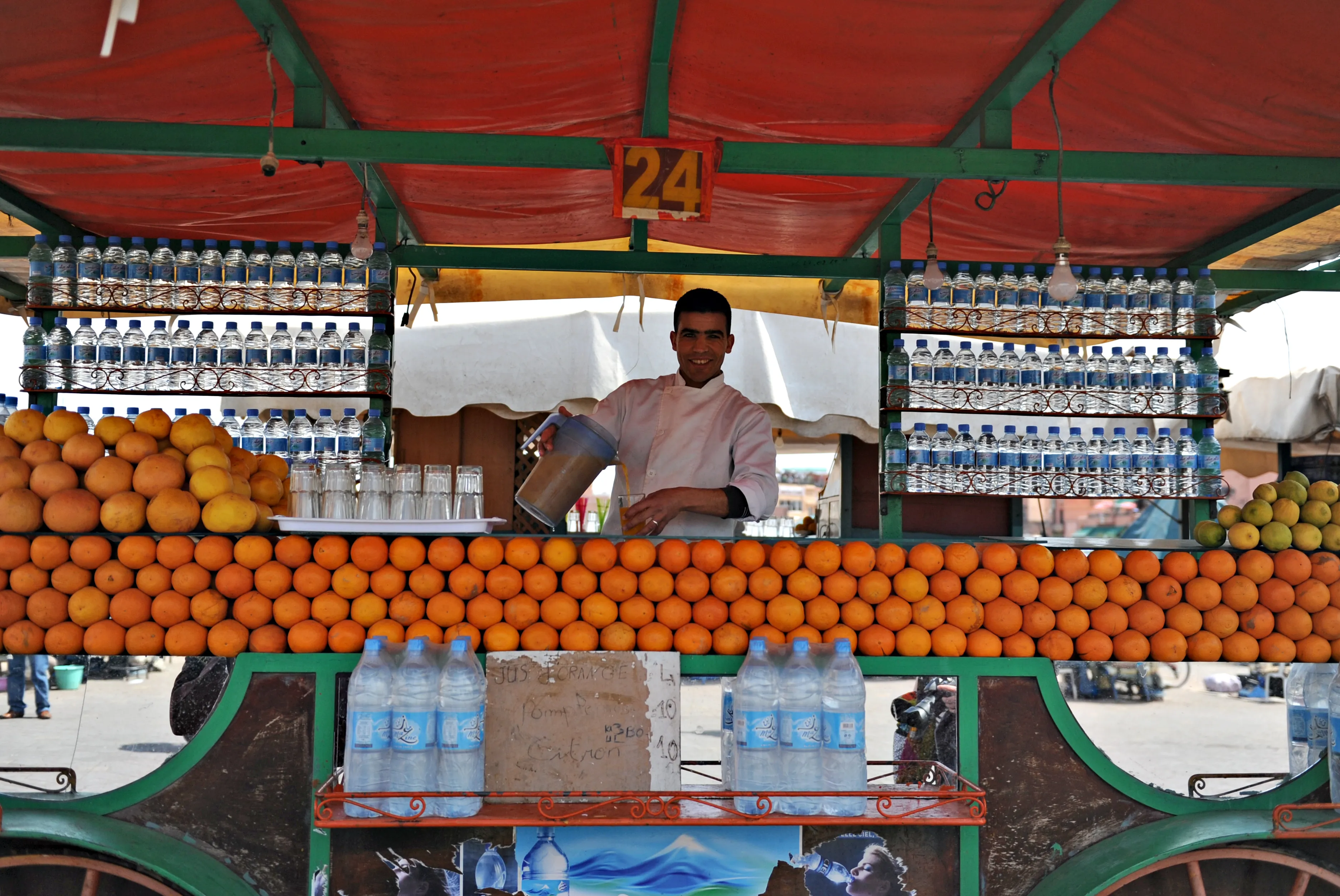 Stand de jus d'orange pressé frais sur la place Jemaa el-Fnaa à Marrakech