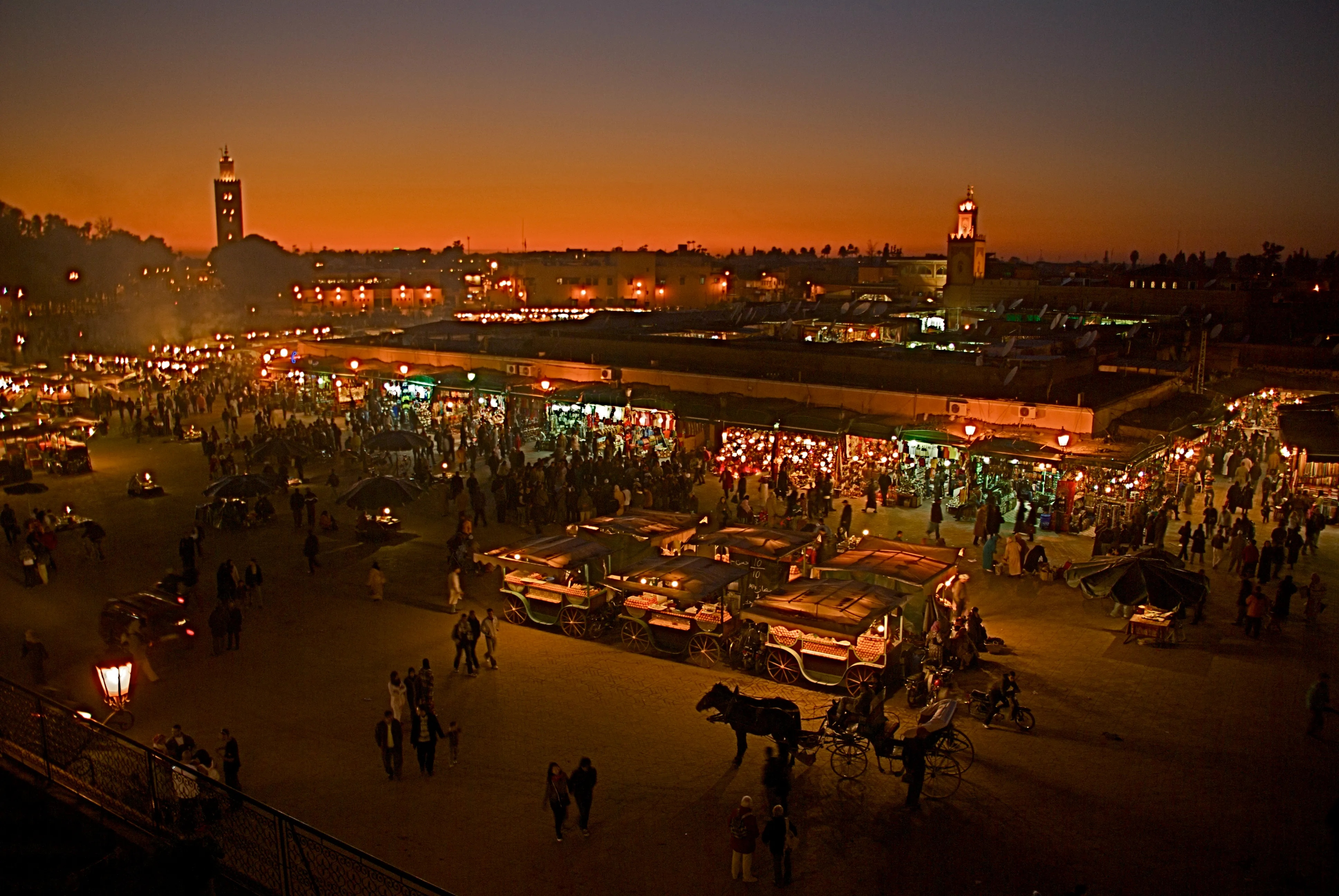 La place Jemaa el-Fna la nuit, illuminée par les stands et la foule dense