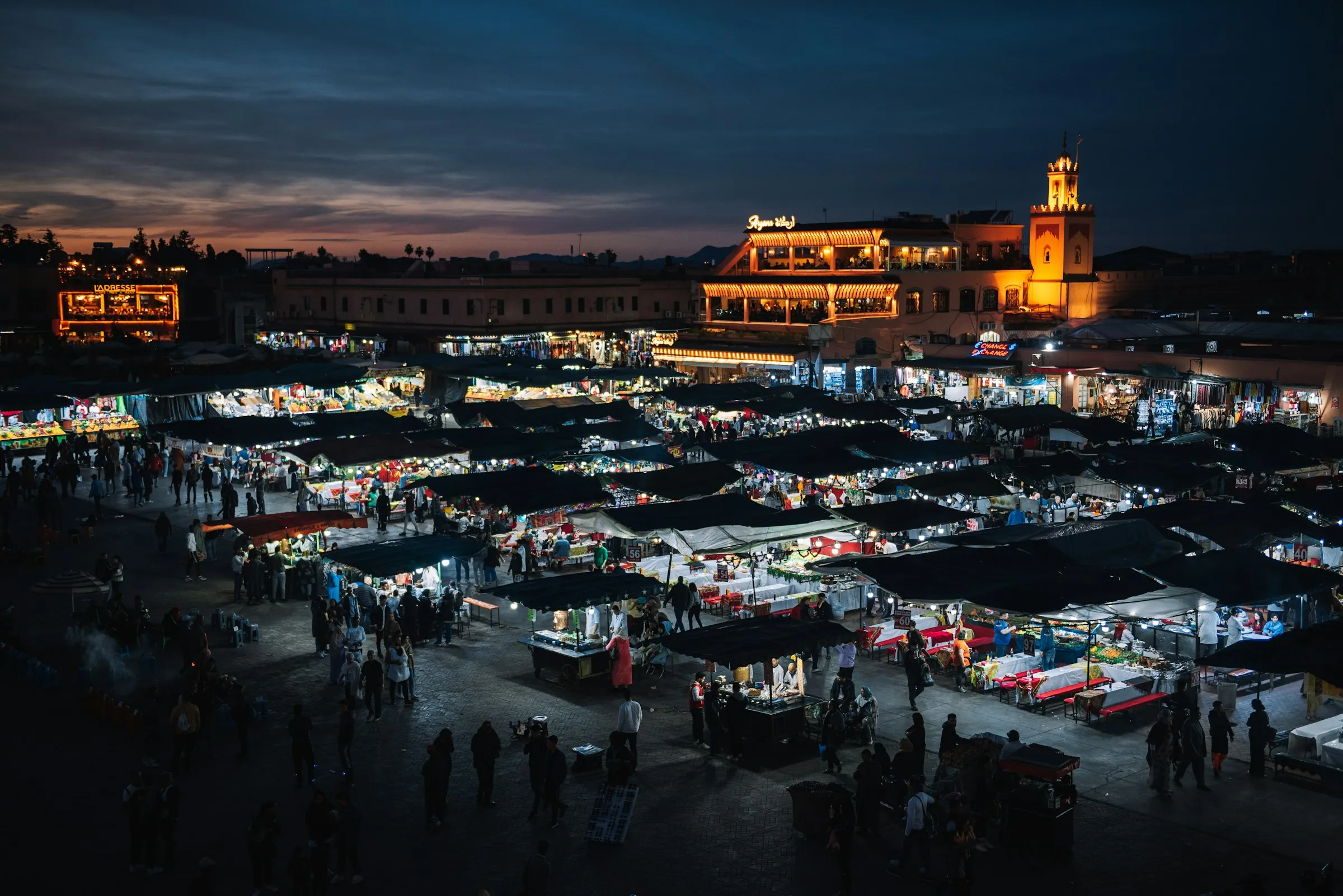 Vue aérienne du marché nocturne de la place Jemaa el-Fnaa illuminée